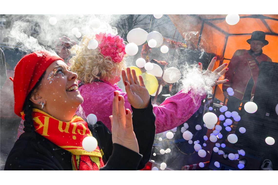 Bilder des Tages Karneval in Cottbus - beste Stimmung beim "Zug der fröhlichen Leute"
