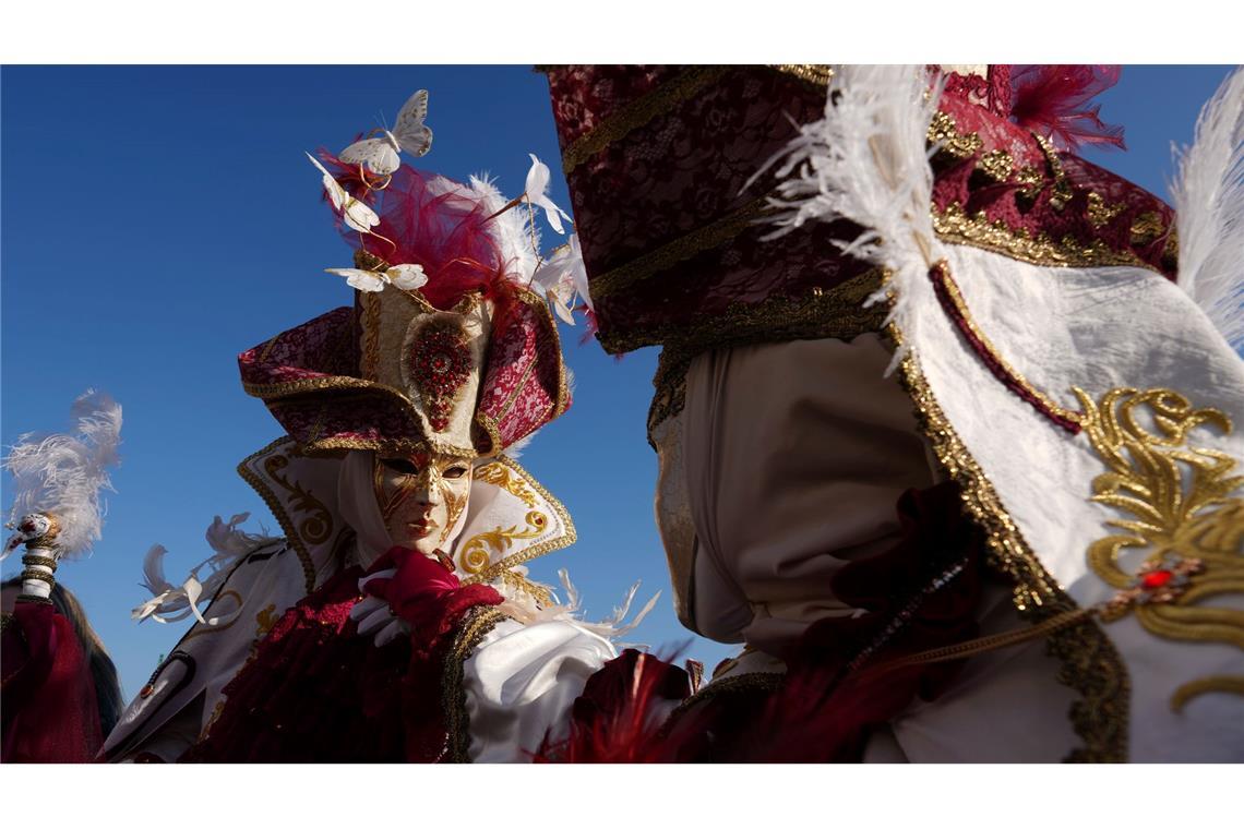Bilder des Tages Karneval in Venedig: Ein Paar trägt Masken während des historischen Karnevals in Venedig.