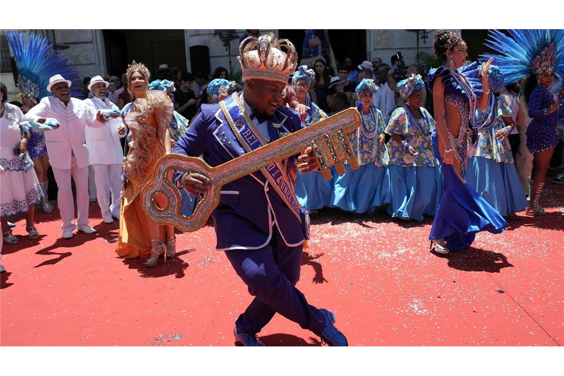 Karnevalskönig Momo tanzt mit dem Schlüssel der Stadt bei einer Zeremonie zur offiziellen Eröffnung des Karnevals in Rio de Janeiro.