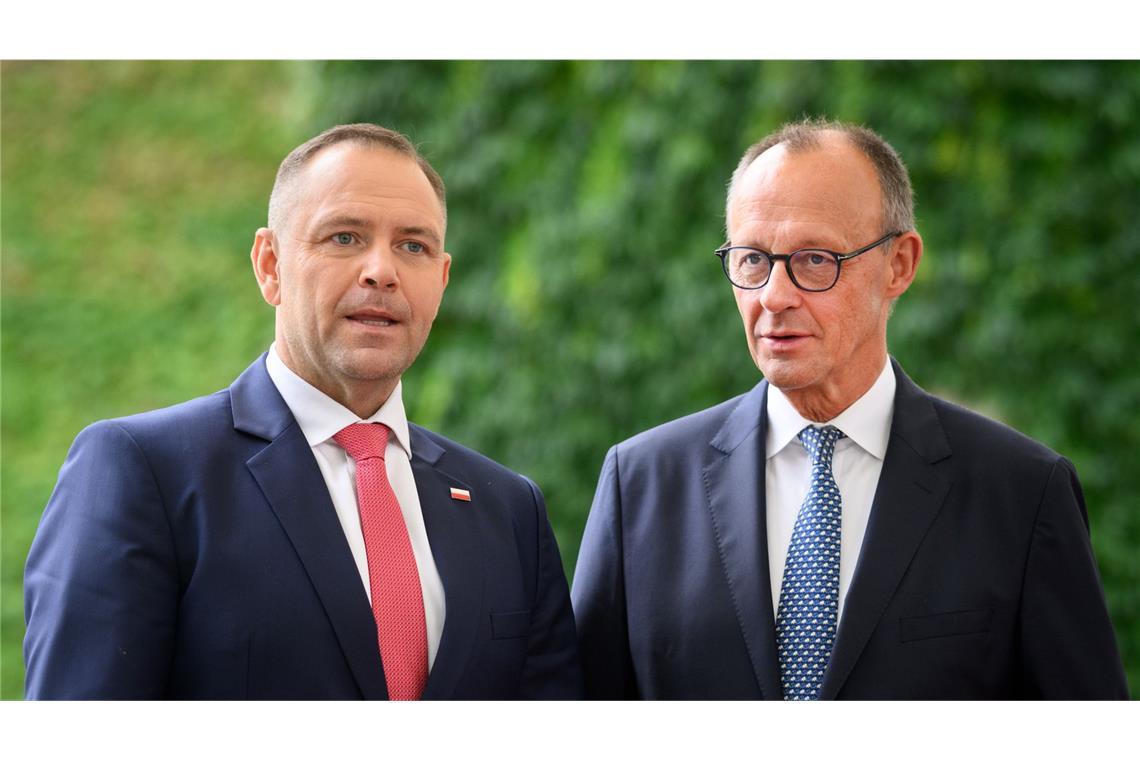 Steinmeier und Merz lehnen Polens Reparationsforderungen ab Karol Nawrocki (links) beim Antrittsbesuch in Berlin