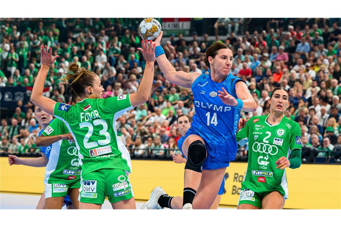 Karolina Kudlacz-Gloc setzt sich durch im am Ende verlorenen Champions-League-Finale 2024 gegen Györi Audi ETO KC.