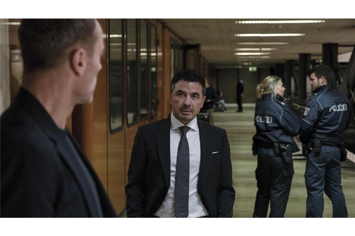 Karow muss also alleine klar kommen. Irgendwann taucht Susanne Bonards Ehemann Kaya Kaymaz (Ercan Karacayli, re.)  im Kommissariat auf, da er seine Frau telefonisch nicht erreicht, doch Robert Karow (Mark Waschke, li.) kann und will ihm nichts sagen.