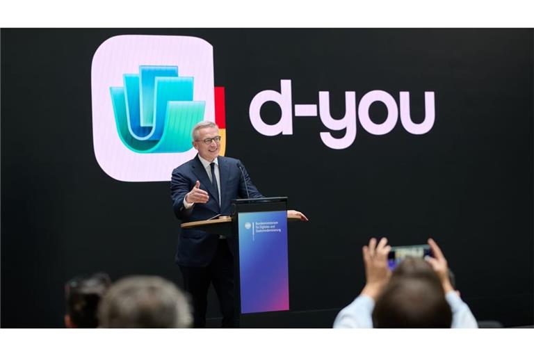 Karsten Wildberger (CDU), Bundesminister für Digitalisierung und Staatsmodernisierung, präsentiert bei einer Pressekonferenz im Bundesministerium für Digitales und Staatsmodernisierung den Namen und das Logo der EUDI-Wallet „d-you“. Ab Januar 2027 sollen Dokumente, wie der Personalausweis in einer App (EUDI-Wallet), auf dem Smartphone gespeichert werden können.