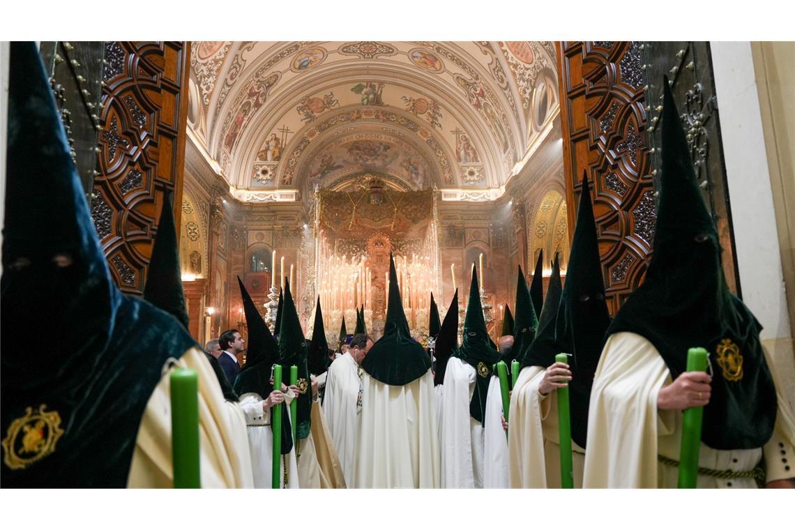 Bilder des Tages Karwoche in Sevilla: Büßer der Macarena-Bruderschaft ziehen durch die Nacht