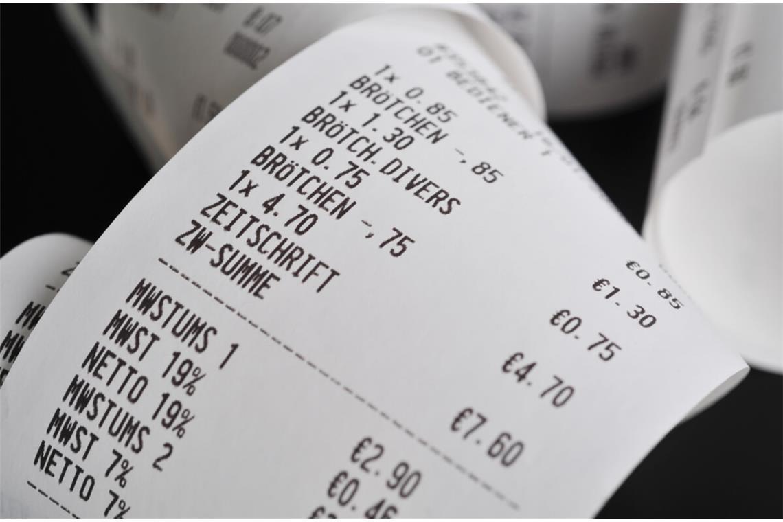 Kassenzettel entsorgen - Darum gehören sie in den Restmüll Kassenzettel gehören in den Restmüll. Hier erfahren Sie, warum Kassenbons nicht im Altpapier entsorgt werden sollten.