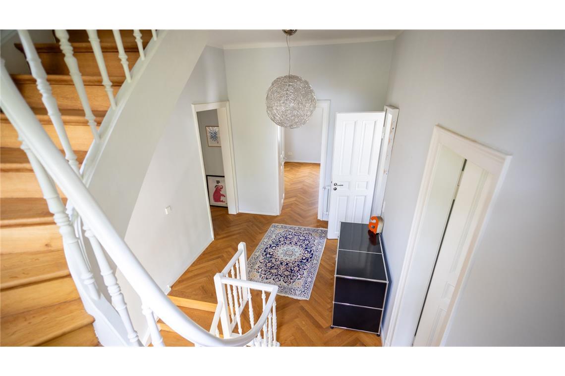 Kassettentüren, Parkett, hohe Räume: Blick in die geschmackvoll renovierte alte Villa von 1896 im Stuttgarter Norden.