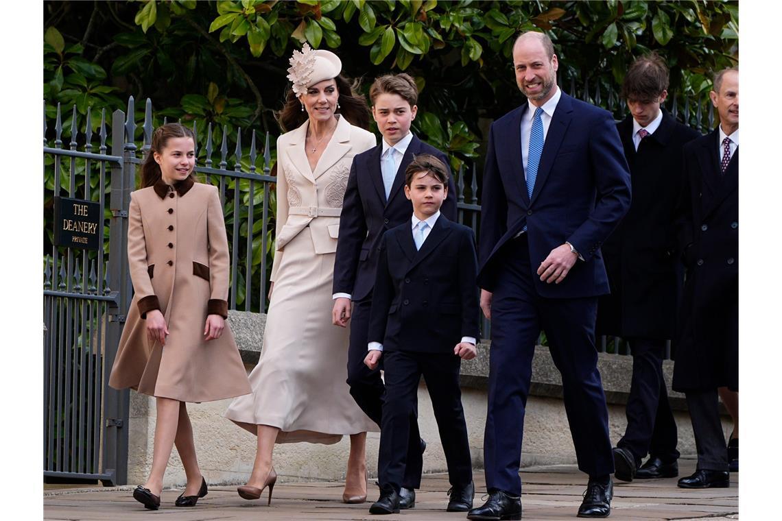 Kate (2.v.l), Princess of Wales, und Prinz William (r), Prince of Wales, kommen mit ihren Kindern, Prinz George (3.v.l.), Prinzessin Charlotte (l) und Prinz Louis (2.v.r.), zusammen mit anderen Mitgliedern der königlichen Familie zum Ostergottesdienst in der St. George's Chapel, Windsor Castle.