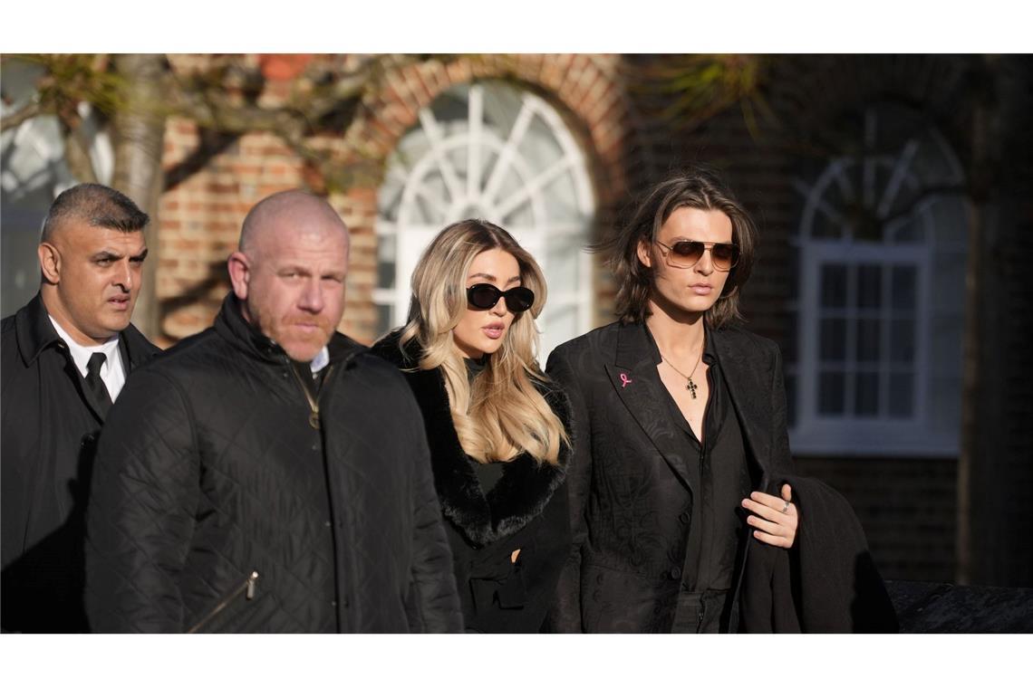 Liam Paynes Freundin: Arbeite daran, Tod zu akzeptieren Kate Cassidy (2. v. r.) tut sich immer noch schwer damit, den Tod Liam Paynes zu akzeptieren. (Archivfoto)
