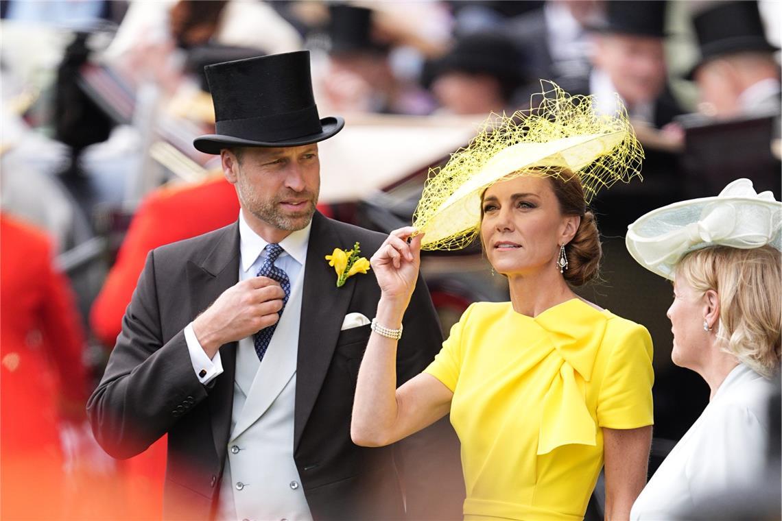 Kate, die Prinzessin von Wales, trägt am zweiten Tag des Royal Ascot auf der Pferderennbahn von Ascot in Berkshire einen gelben Hut zu einem gelben Kostüm, während William (l), der Prinz von Wales, gelbe Blumen am Jacket und einen Zylinder auf dem Kopf hat.