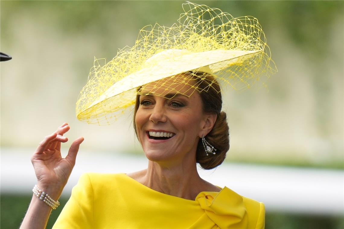 Kate, die Prinzessin von Wales, trägt einen gelben Hut am zweiten Tag des Royal Ascot auf der Pferderennbahn von Ascot in Berkshire.