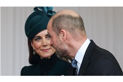 Kate, Princess of Wales, blickt Prinz William während einer Begrüßungszeremonie für den Sultan von Oman in der Datchet Road an.