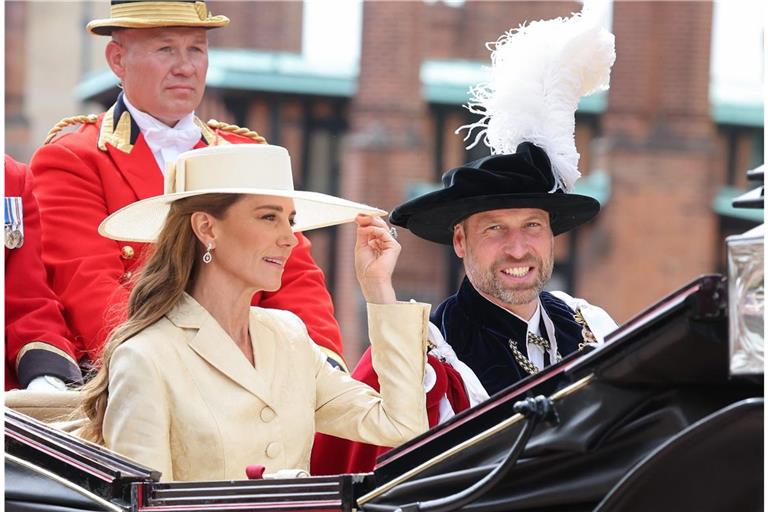 Kate, Princess of Wales, und Prinz William, Prince of Wales, sitzen in einer Kutsche nach dem Besuch des jährlichen Gottesdienstes des Hosenbandordens in der St. George’s Chapel im Windsor Castle.