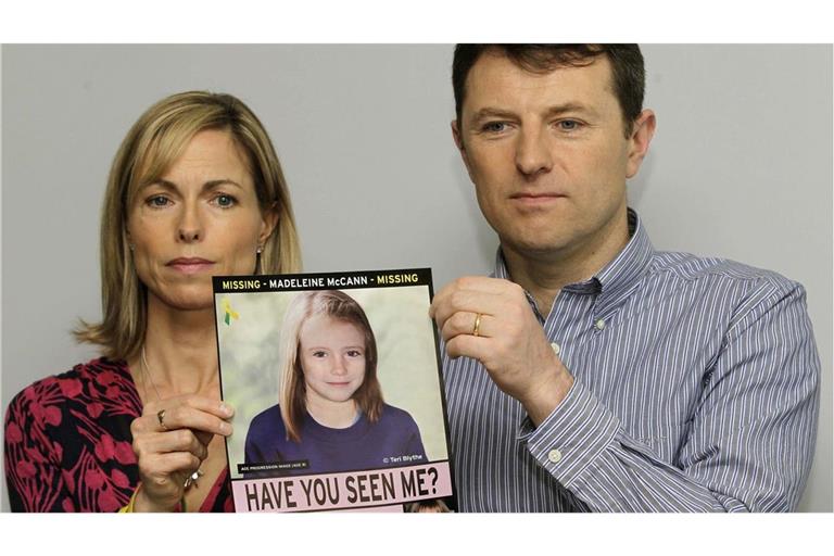 Kate und Gerry McCann zeigen Vermisstenplakat von ihrer noch immer vermissten Tochter. (Archivbild)