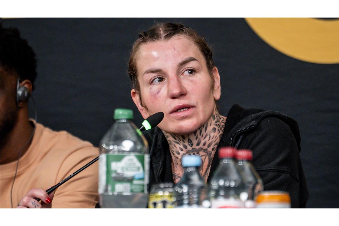 Katharina Lehner war mit der Wertung nicht einverstanden: „Ich war mir 100-prozentig sicher, dass ich gewonnen hatte und ich bin auch davon überzeugt, dass nur drei Leute in der Arena dachten, dass sie gewonnen hat. Das waren die drei Punktrichter.“