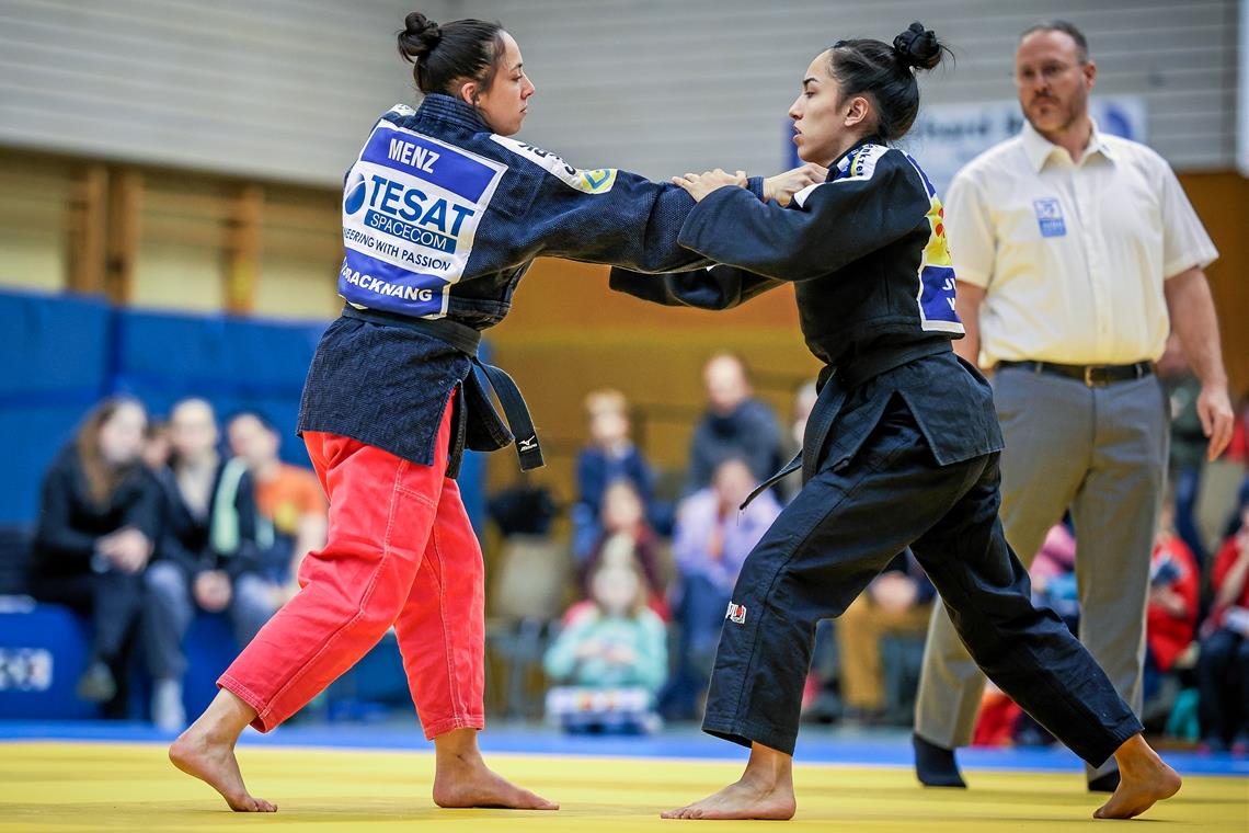 Katharina Menz will nach Silber nun das WM-Gold holen Katharina Menz (links) will morgen fest zupacken und bei der WM in Doha den ganz großen Wurf schaffen. Foto: Alexander Becher