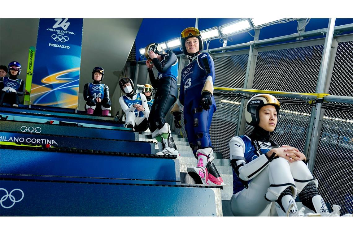 Katharina Schmid (2. vr) ist bereit für ihre letzten Sprünge bei Olympia.