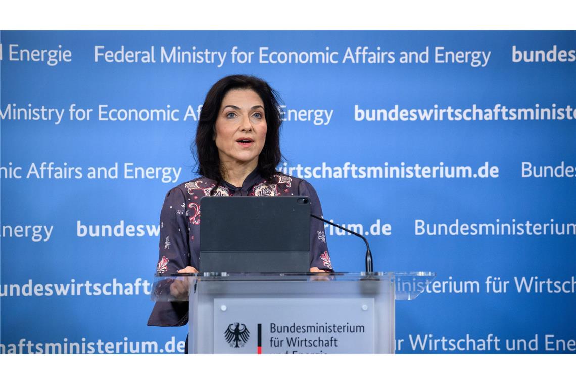 Katherina Reiche (CDU), Bundesministerin für Wirtschaft und Energie, äußert sich bei einer Pressekonferenz zur Freigabe von Ölreserven und zur Überprüfung von Spritpreisen.
