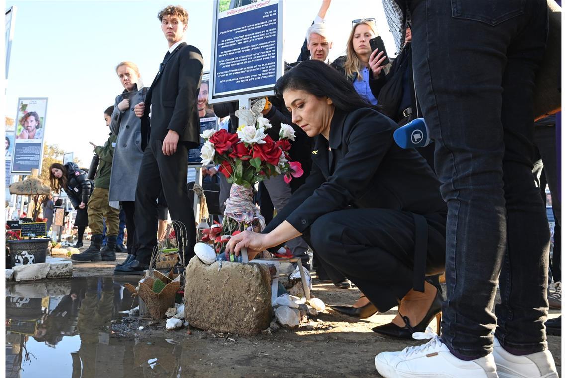 Katherina Reiche (r, CDU), Bundesministerin für Wirtschaft und Energie, besucht das Nova Festival Memorial.