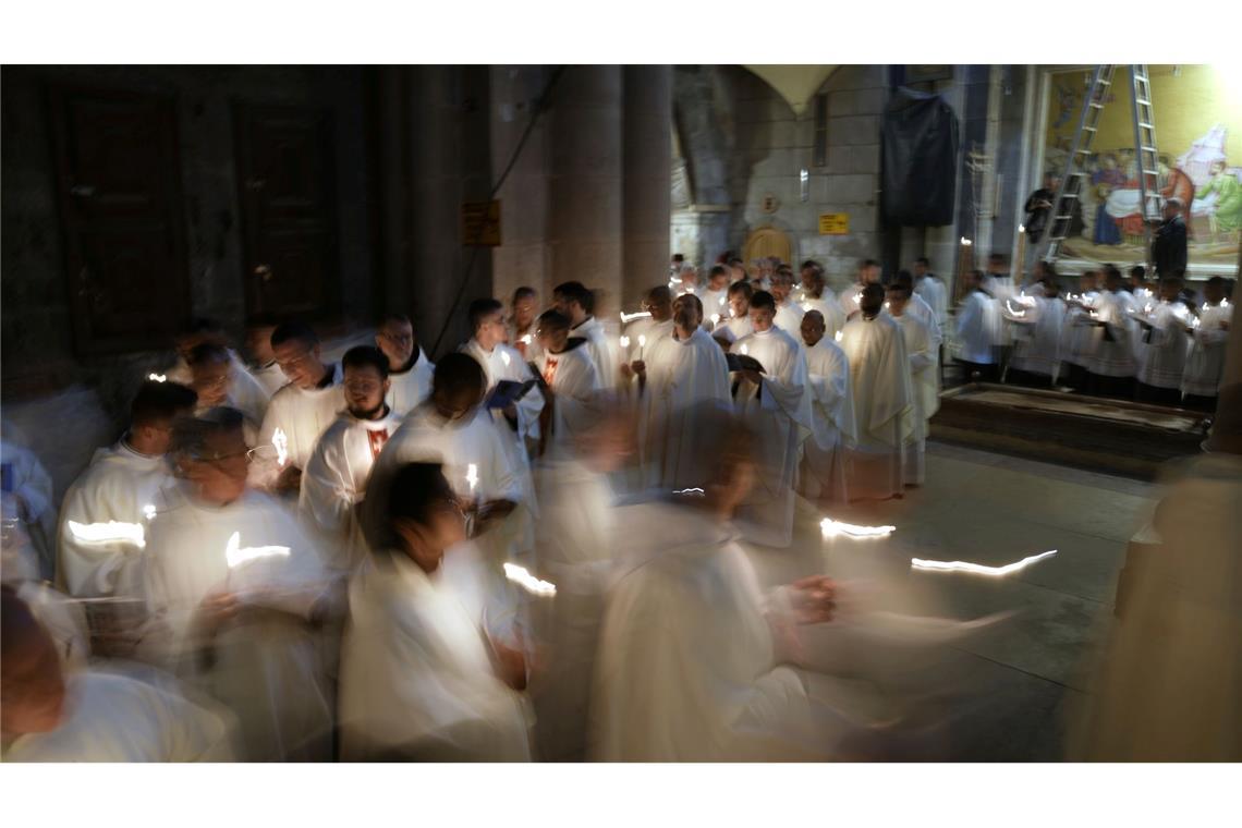 Bilder des Tages Katholische Geistliche gehen am Gründonnerstag in einer Prozession zur Fußwaschung in der Grabeskirche in Jerusalem.