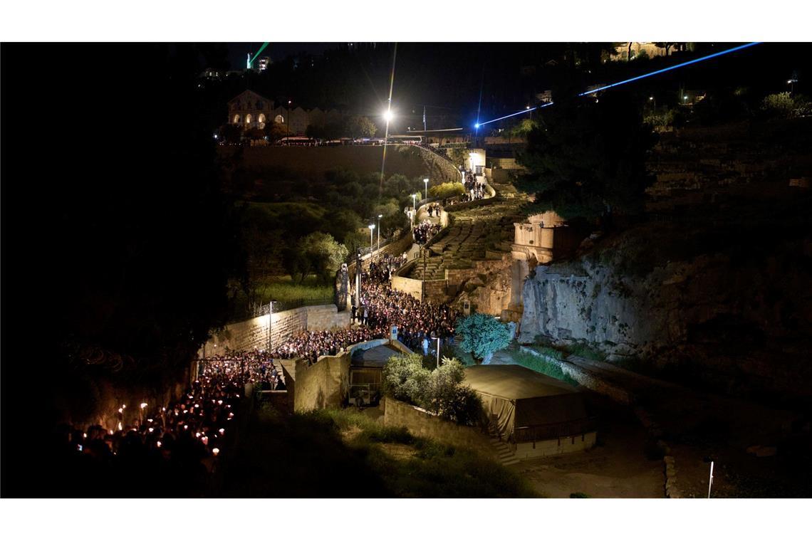 Bilder des Tages Katholische Gläubige nehmen an einer Prozession teil, die einem Weg folgt, der dem Glauben nach von Jesus genommen wurde, als er verhaftet und vor Gericht gestellt wurde, während der Karwoche, außerhalb der Altstadt von Jerusalem.