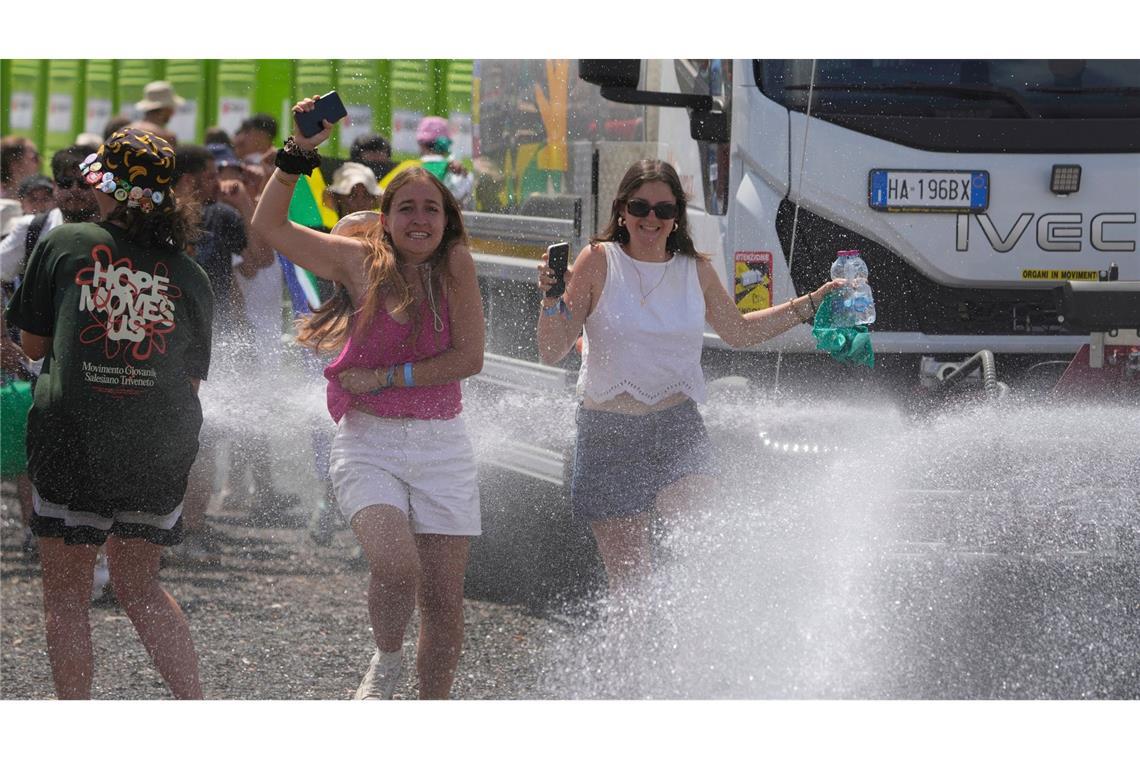 Bilder des Tages Katholisches Weltjugendtreffen in Rom: Junge Menschen nehmen am Jugendjubiläum auf dem Tor Vergata-Gelände teil.