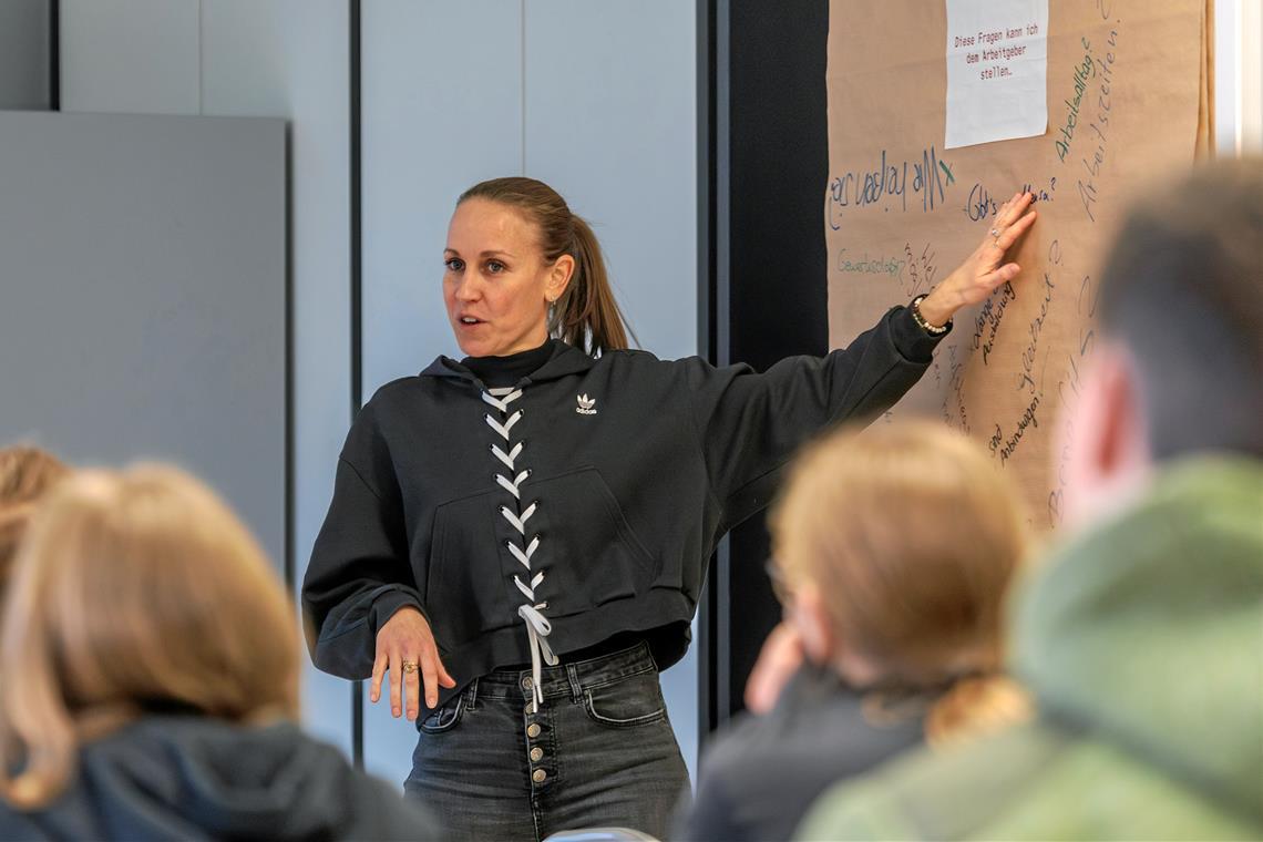 Kathrin Duarte Pires von der Berufsberatung bespricht, was die Jugendlichen zum Vorstellungsgespräch ganz analog erarbeitet haben.