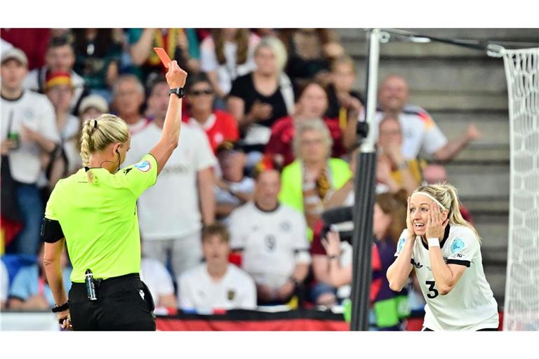 Kathrin Hendrich (rechts) kann auf ein Happy End nach der Roten Karte hoffen.