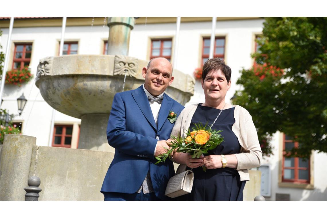 Kathrin Pollnow und Klaus-Dieter Rose stehen vor dem Standesamt in Oschersleben (Sachsen-Anhalt).