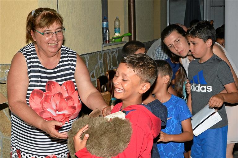 Katja Rath (links) verteilt Plüschtiere an Kinder.