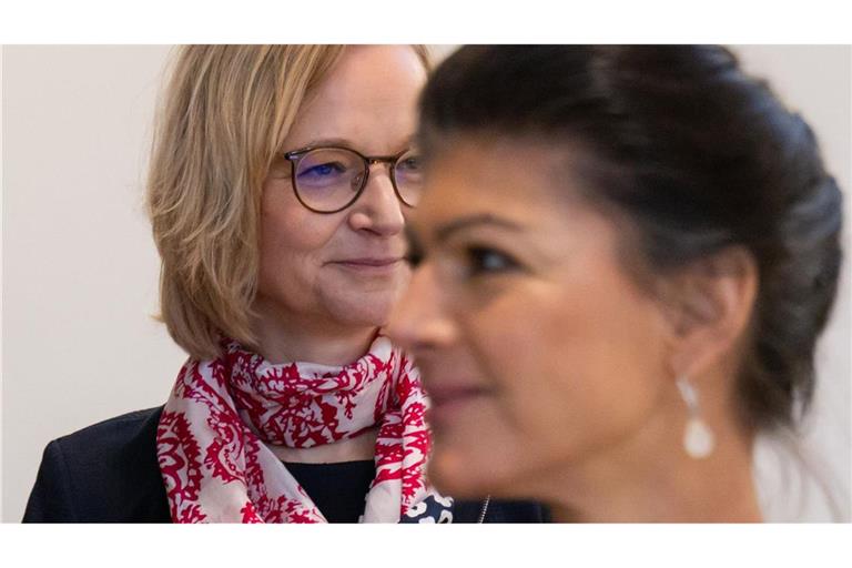 Katja Wolf (l), Landesvorsitzende, und Sahra Wagenknecht, Parteigründerin, bei einem früheren Thüringer BSW-Landesparteitag. (Archivbild)