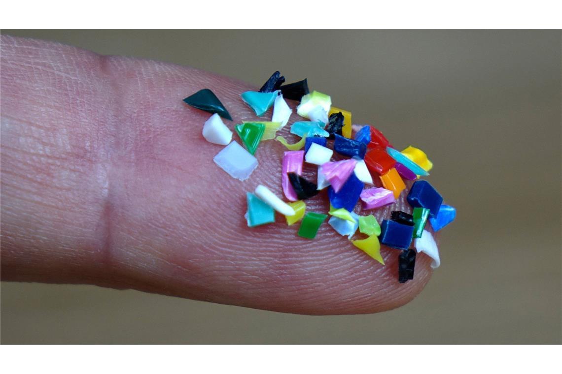 Die größere Plastikgefahr liegt an Land, nicht im Meer Katrin Schuhen hat eine Mission: Sie will Mikroplastik direkt in der Industrie oder in den Kläranlagen aus dem Wasser holen, bevor es in die Flüsse gelangt.