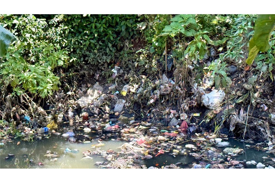 Ein Meer aus Müll: Unterwegs am "dreckigsten Fluss der Welt" Kaum noch identifizierbarer Unrat treibt vielerorts im Fluss Citarum.