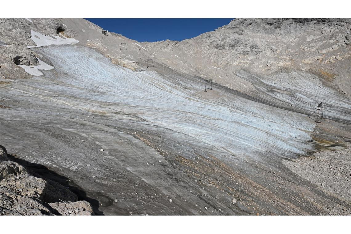 Kaum noch Schnee liegt auf einem Gletscher auf dem Zugspitzplatt.