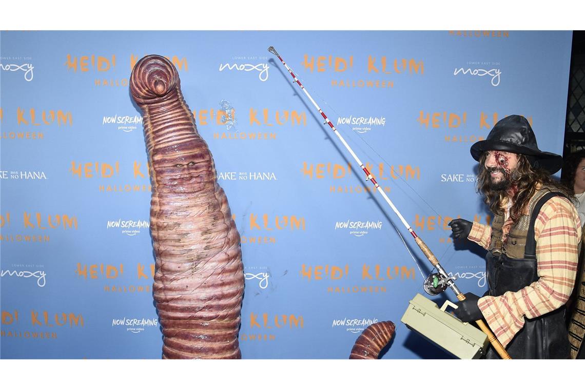 Heidis Klums Halloween-Kostüme: Die spektakulären Looks der vergangenen 25 Jahre Kaum zu erkennen: 2022 erschien das Topmodel als Wurm auf ihrer Halloween-Party. Tom Kaulitz war passend dazu als schauriger Angler verkleidet.
