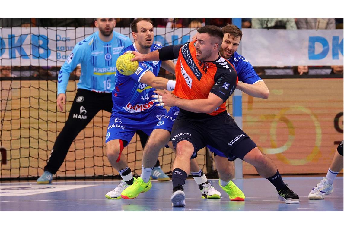 Serie des TVB Stuttgart reißt gegen Rhein-Neckar Löwen Kaum zu halten: Löwen-Kreisläufer Jannik Kohlbacher