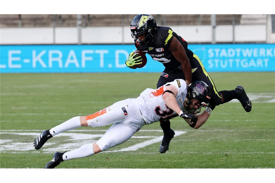 Super Start für Stuttgart Surge Kaum zu stoppen: Tomiwa Qyewo, der neue Runningback von Stuttgart Surge, macht gegen Frankfurt Galaxy ein starkes Spiel.