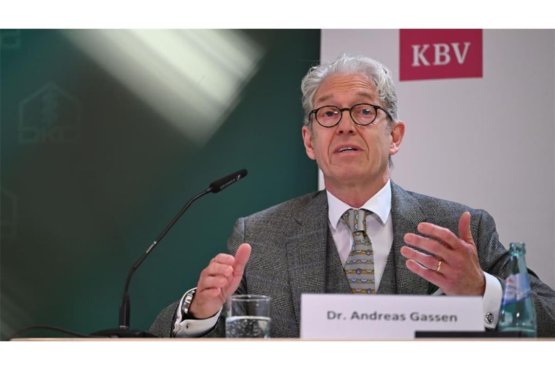 KBV-Chef Andreas Gassen kritisiert die erweiterte „Terminmeldepflicht“ im Zuge der kürzlich beschlossenen Reform der Notfallversorgung. Bisher waren Vertragsärzte verpflichtet, der Terminservicestelle freie Termine zu melden.
