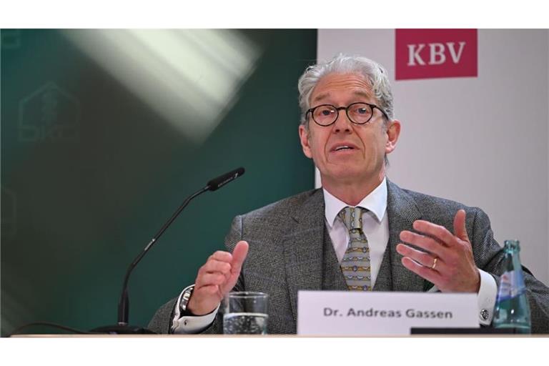 KBV-Chef Andreas Gassen kritisiert die erweiterte „Terminmeldepflicht“ im Zuge der kürzlich beschlossenen Reform der Notfallversorgung. Bisher waren Vertragsärzte verpflichtet, der Terminservicestelle freie Termine zu melden.