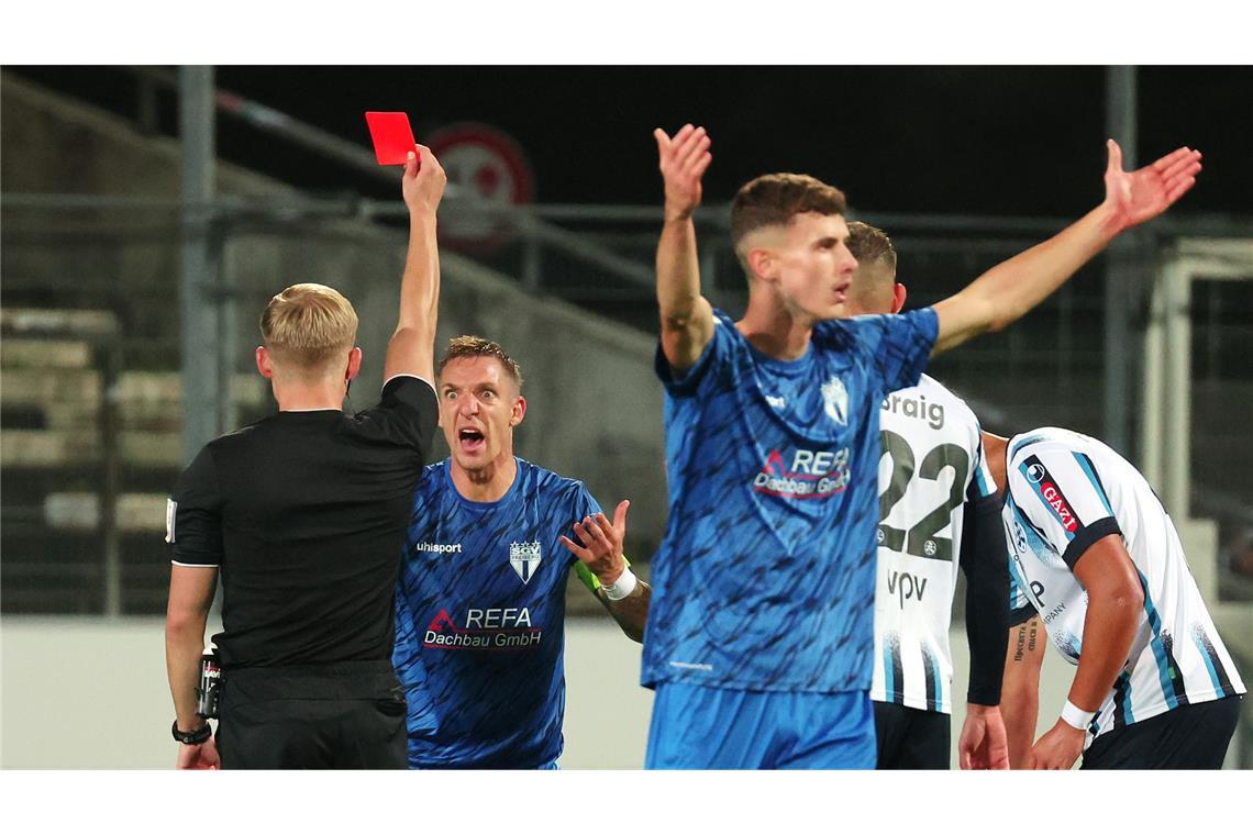 Wildes Derby – dreimal Rot, aber kein Sieger Kehl-Gomez ist entsetzt über seine Rote Karte.