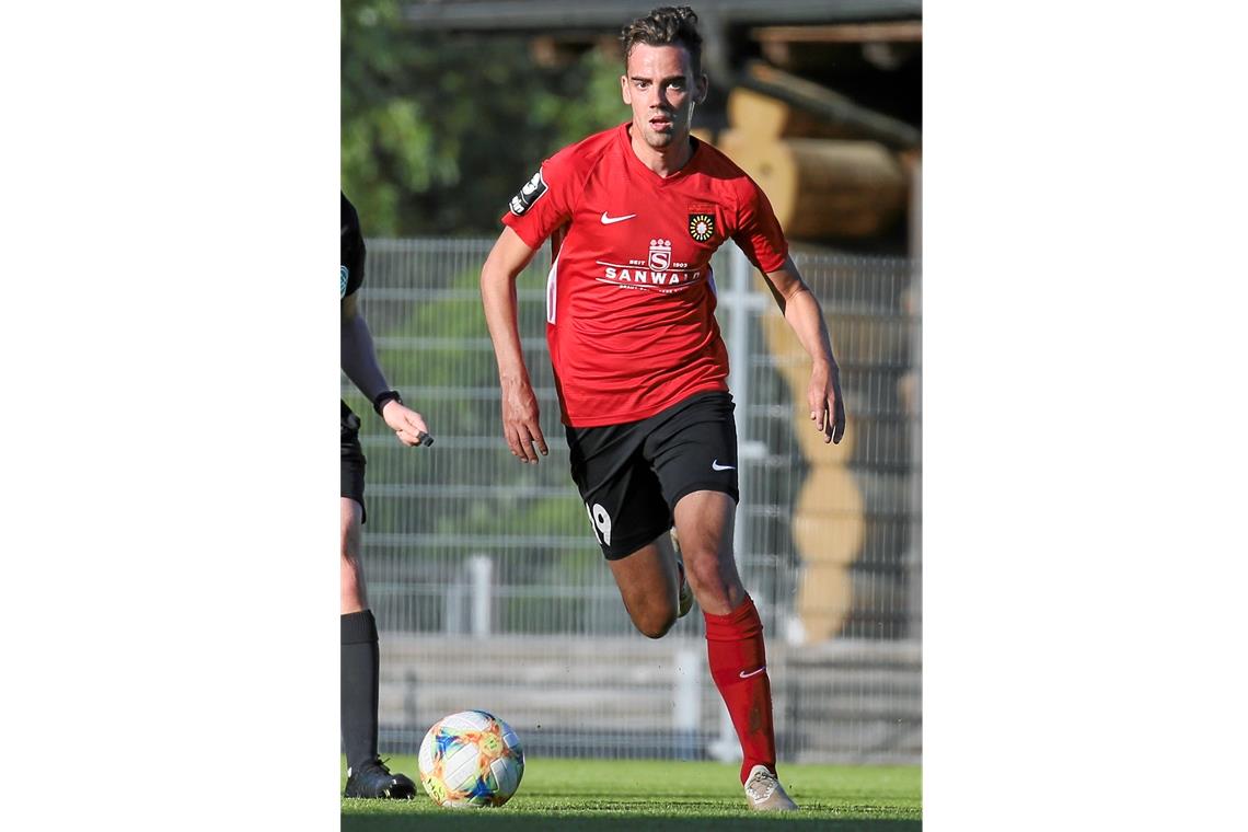 Eine echte Bewährungsprobe für die SG Kehrt in den Fautenhau zurück: Marco Hingerl. Der Mittelfeldmann, der für Aspach zwei Jahre in der Dritten Liga am Ball war, steht seit dieser Saison in Homburg unter Vertrag. Foto: A. Becher