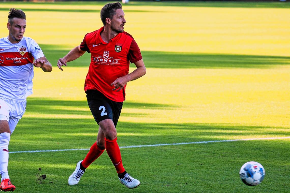 Kehrt wie Kai Gehring im Halbfinale des WFV-Pokals zu seinem Ex-Verein nach Ulm zurück: Großaspachs Zugang Sandro Sirigu (rechts). Foto: A. Becher