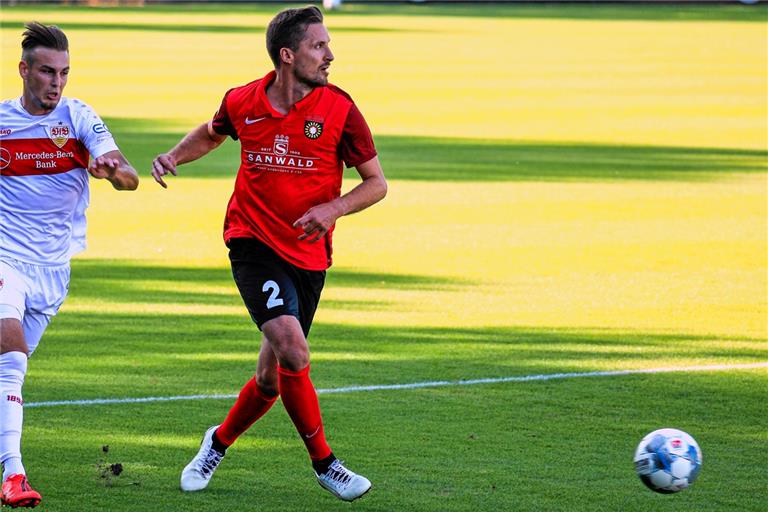 Kehrt wie Kai Gehring im Halbfinale des WFV-Pokals zu seinem Ex-Verein nach Ulm zurück: Großaspachs Zugang Sandro Sirigu (rechts). Foto: A. Becher