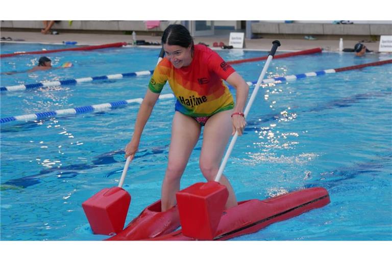 Kein biblisches Wunder, sondern den Kajakschuhen geschuldet: Bei der Sindelfinger Stadtwerke Teamchallenge liefen die Teilnehmer sogar übers Wasser.