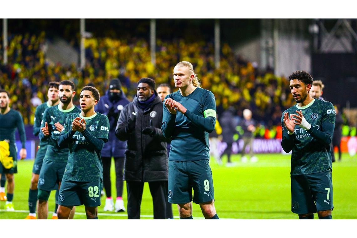 Kein Grund zur Freude: Erling Haaland (M) blamierte sich mit Manchester in seiner Heimat.