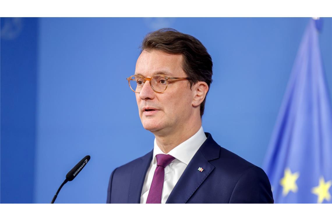 Kein guter Tag für Nordrhein-Westfalens Ministerpräsident Hendrik Wüst (CDU): Der Rücktritt seiner Fluchtministerin Josefine Paul (Grüne) setzt ihn unter Erklärungszwang.