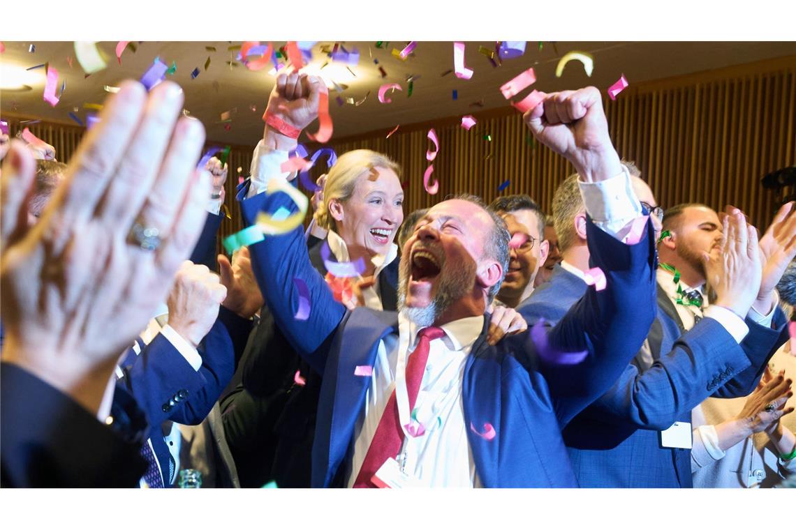Kein Halten mehr: Jan Bollinger AfD-Spitzenkandidat in Rheinland-Pfalz und Parteichefin Alice Weidel jubeln über die Prognosen nach Schließung der Wahllokale.