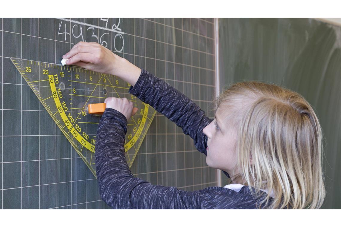 Fünftklässler in Baden-Württemberg schreiben Lernstand 5 – Was ist das? Kein Problem beim Rechnen mit großen Zahlen? In Mathematik galt das zuletzt nur für 20 Prozent der Fünftklässler?