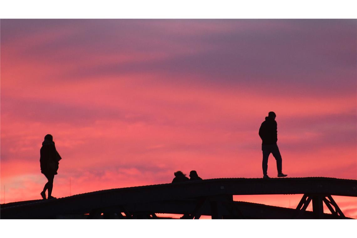 5 Tipps für einen Adventsausflug nach Freiburg Kein Schnee. Dafür entschädigt ein oftmals farbenprächtiger Abendhimmel in Freiburg.