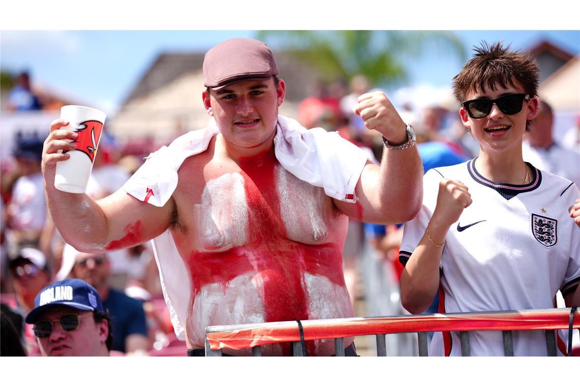 Kein T-Shirt nötig: England-Fans bei einem Freundschaftsspiel in Florida.