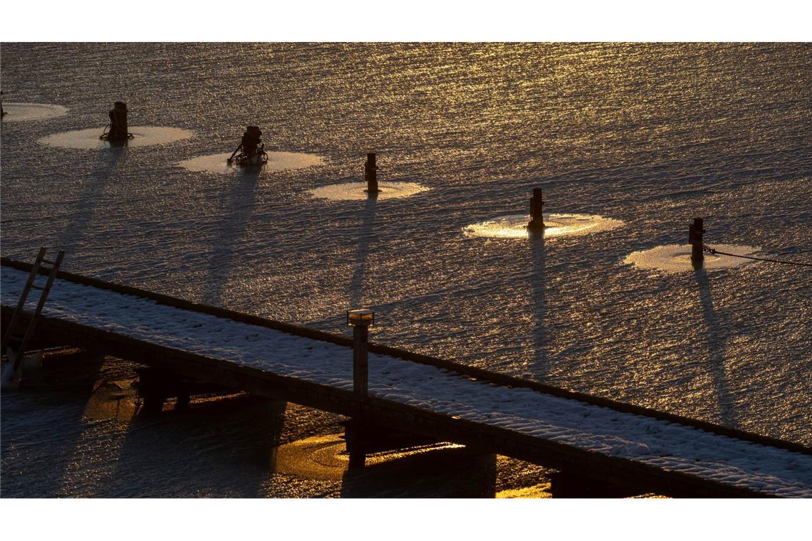 Keine Boote im zugefrorenen Anglerhafen.